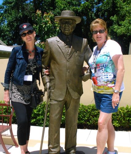 Frank Lloyd Wright Statue